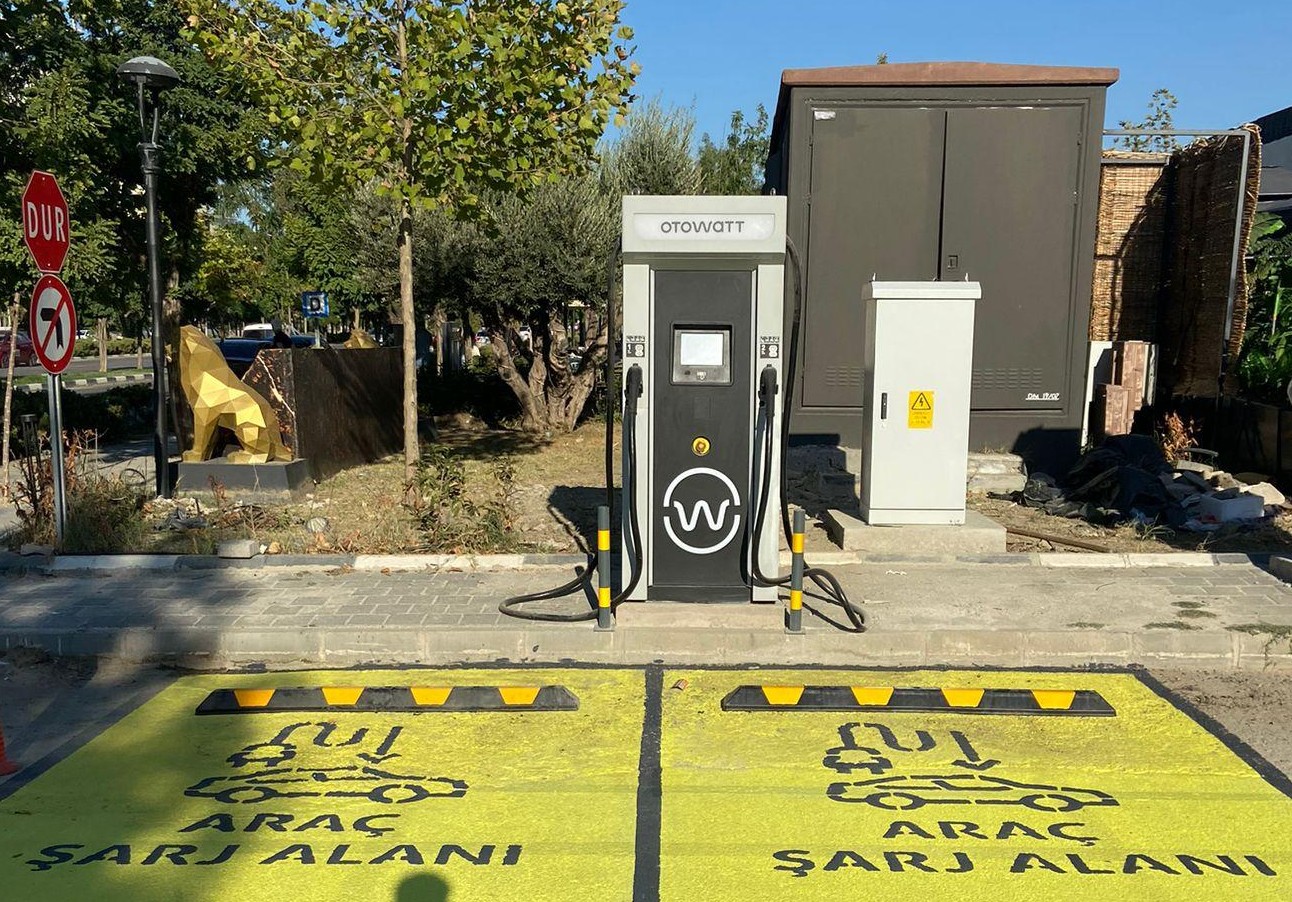 Statü Çarşı AVM Önü şarj noktası